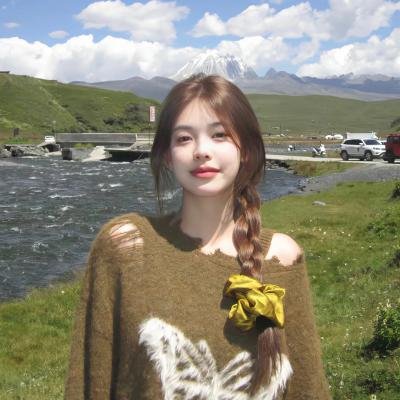 她在这里